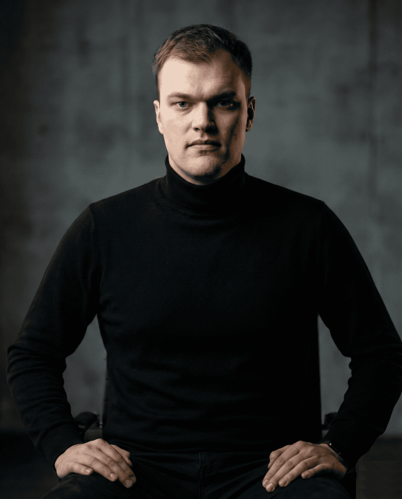 Matthias Bückert, Copywriter, im schwarzen Rollkragenpullover mit starkem Fokus auf Erfolg