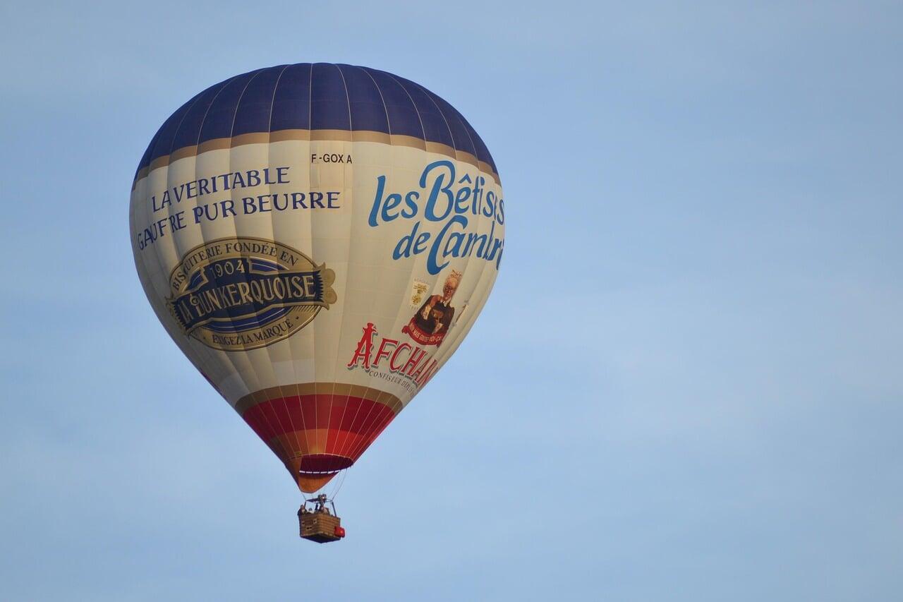 Heißluftballon mit Werbebotschaft – steht für aufmerksamkeitsstarke Kampagnentexte