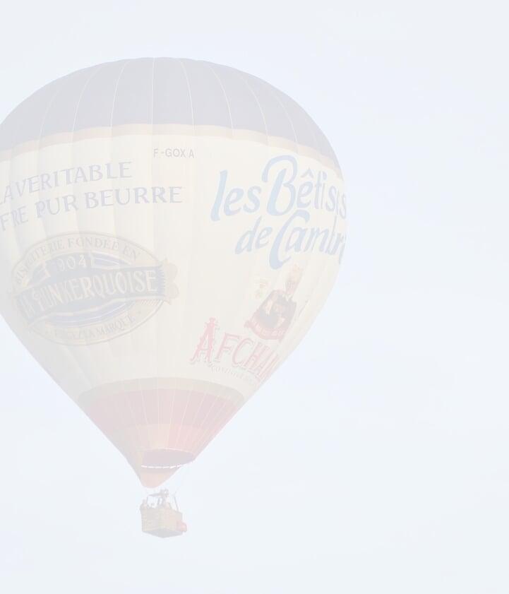 Heißluftballon mit Werbebotschaft – steht für aufmerksamkeitsstarke Kampagnentexte