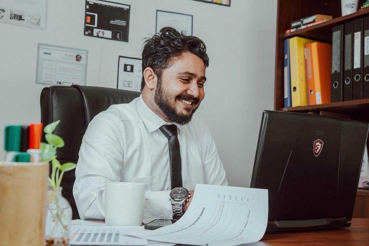 Mann mit Krawatte arbeitet am Laptop, symbolisiert die Erstellung verkaufsstarker Texte