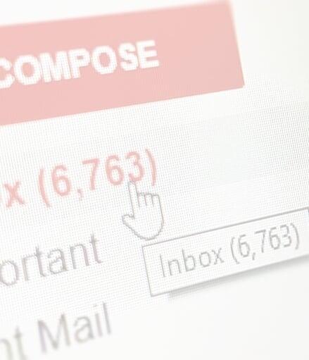 E‑Mail‑Entwurf und Posteingang verdeutlichen E‑Mail‑Marketing‑Kampagnen