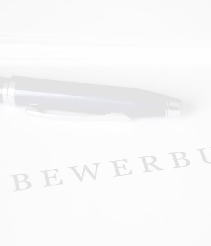 Bewerbungsunterlagen und Füller – zeigt gezielte Ansprache durch psychologisch optimierte Stellenanzeigen