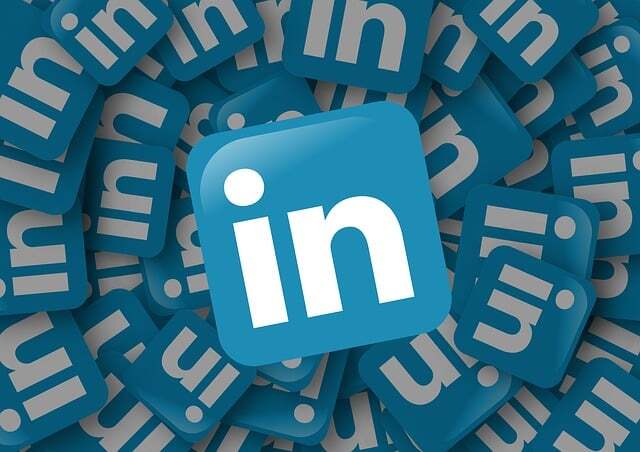 Mehrere LinkedIn‑Symbole symbolisieren die Optimierung von LinkedIn‑Profilen