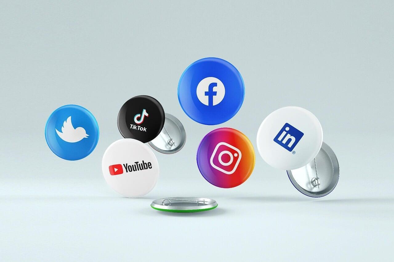 Symbole von Facebook, Instagram, TikTok und LinkedIn für Social‑Media‑Beiträge